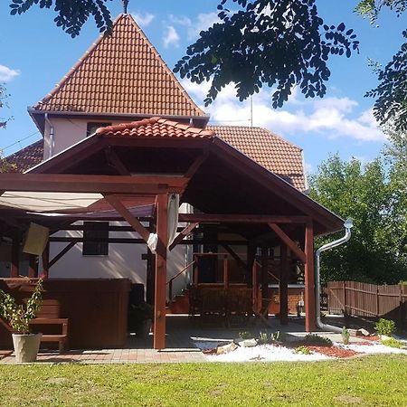 To Uti Vendeghaz Hotel Mezotur Bagian luar foto