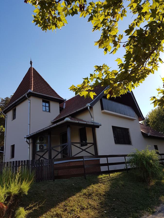 To Uti Vendeghaz Hotel Mezotur Bagian luar foto