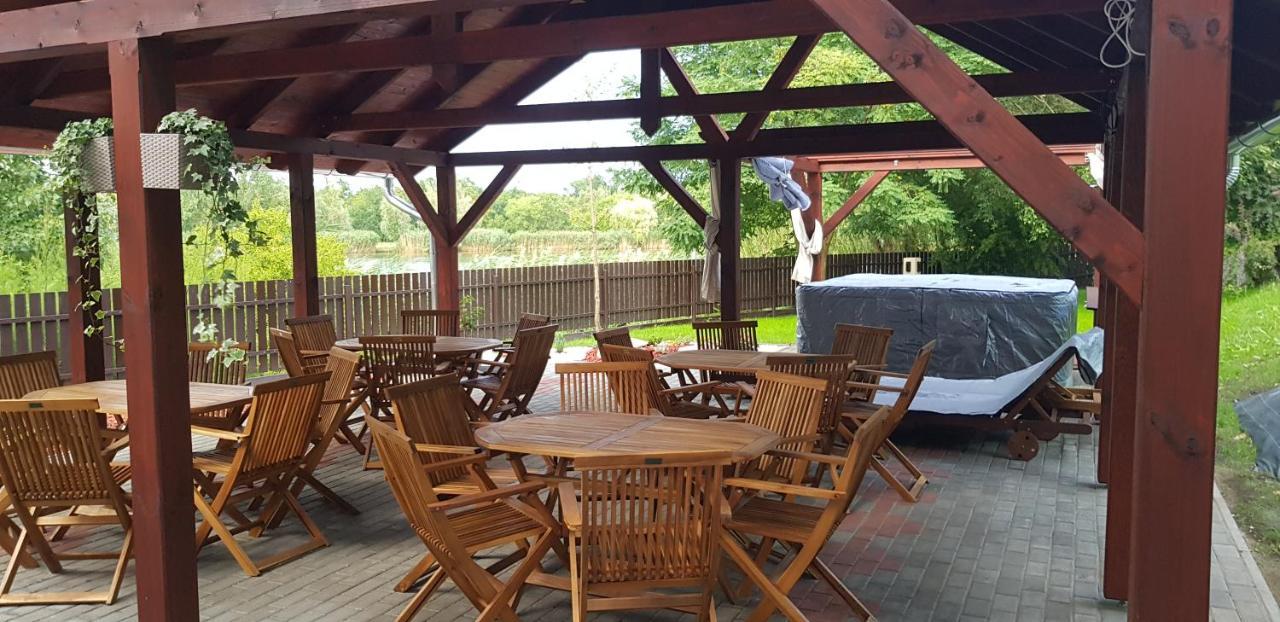To Uti Vendeghaz Hotel Mezotur Bagian luar foto