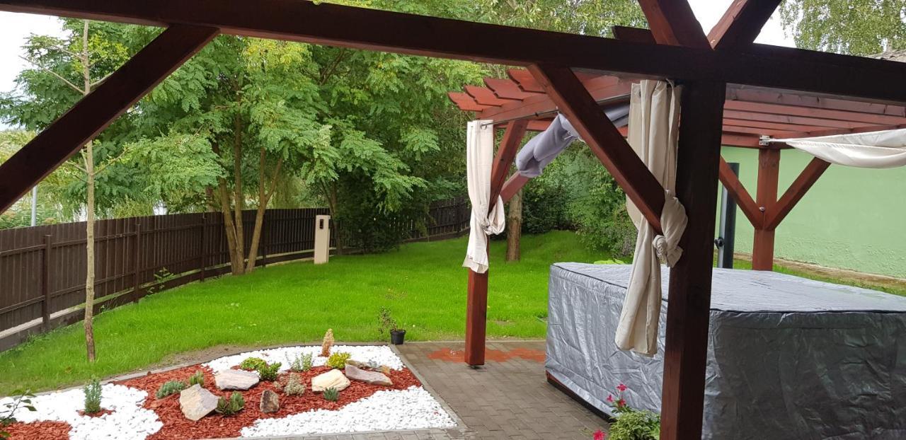 To Uti Vendeghaz Hotel Mezotur Bagian luar foto