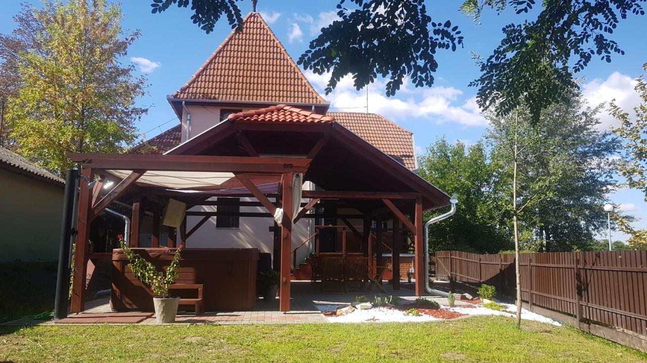 To Uti Vendeghaz Hotel Mezotur Bagian luar foto