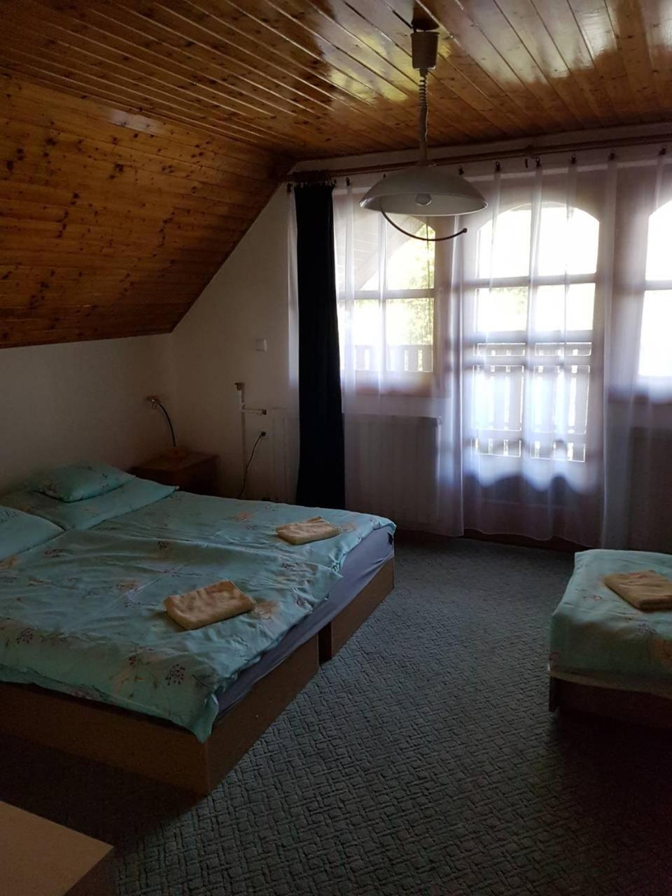 To Uti Vendeghaz Hotel Mezotur Bagian luar foto