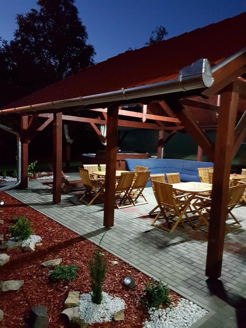 To Uti Vendeghaz Hotel Mezotur Bagian luar foto