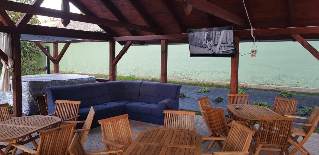 To Uti Vendeghaz Hotel Mezotur Bagian luar foto