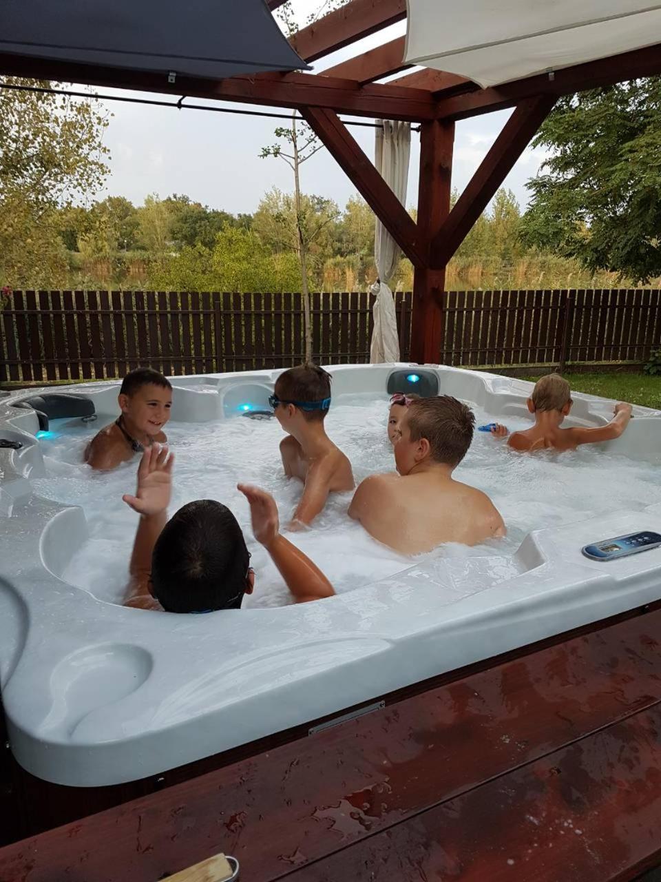 To Uti Vendeghaz Hotel Mezotur Bagian luar foto